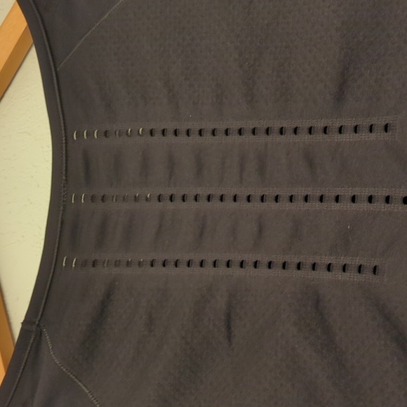 Athleta Perforated Long Sleeve Running Stretchy Athleasure Athletic tee Sz M - Picture 10 of 10